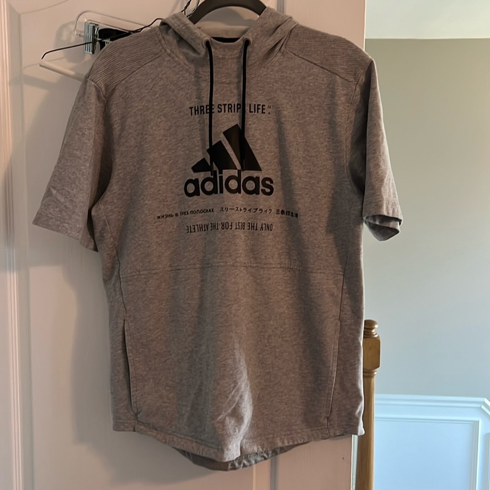 Adidas Men’s short sleeve hooded sweatshirt; gray; sz Medium